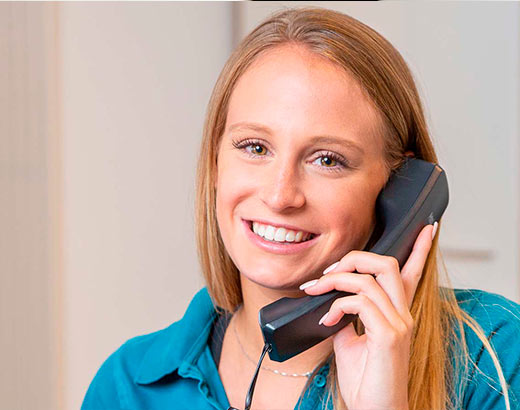 Freundliche Frau mit Telefonhörer
